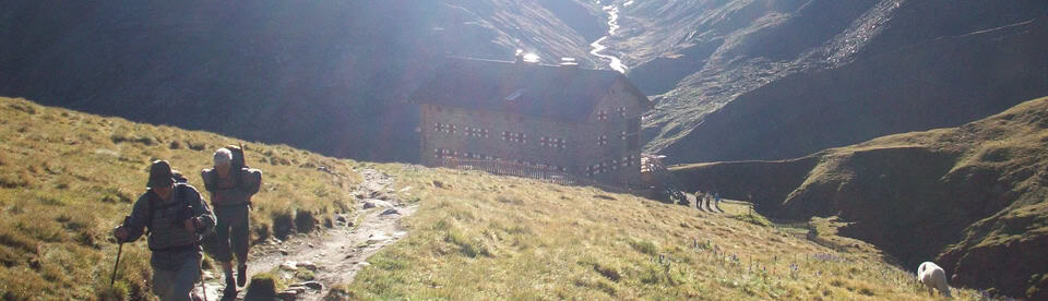 Jugendliche entdecken die Natur bei der Alpenüberquerung für Teenager