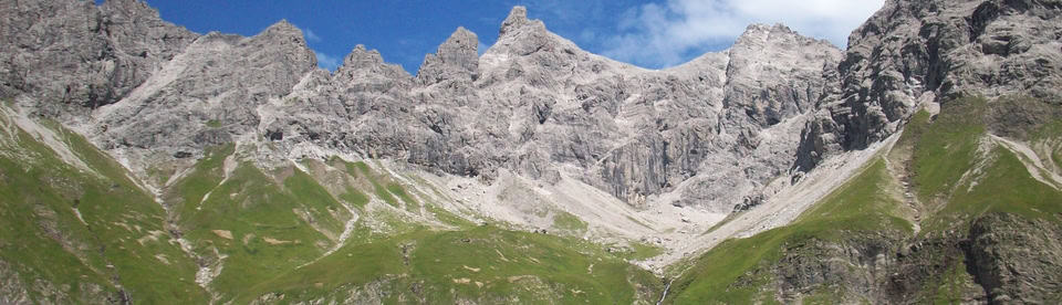 Jugendliche entdecken die Natur bei der Alpenüberquerung für Teenager