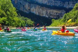 Jugendliche entdecken die Natur auf der Ferienfreizeit Frankreich