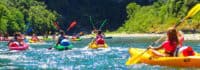Kinder beim Kanu fahren auf dem Wasser