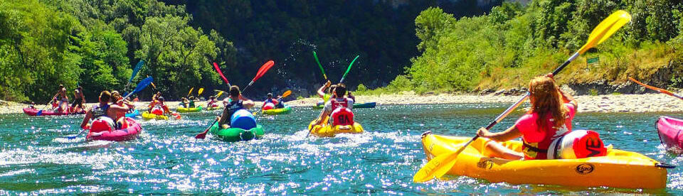 Kinder beim Kanu fahren auf dem Wasser