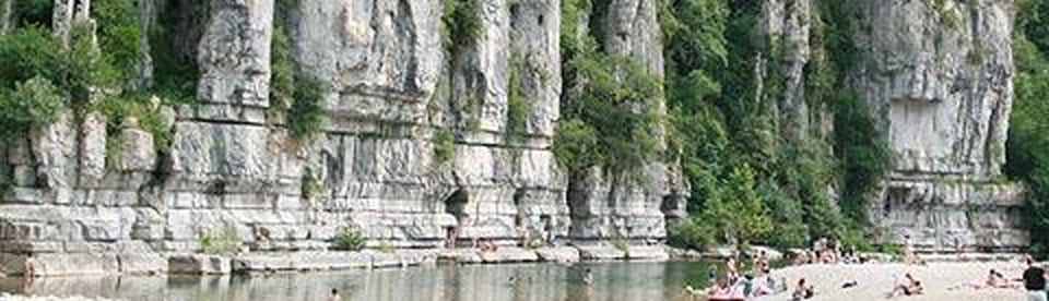 Jugendliche entdecken die Natur auf der Ferienfreizeit Frankreich