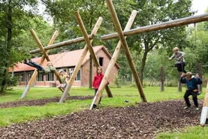 Kinder schaukeln in der Ferienfreizeit Kirchheim