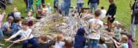 Kinder und Jugendliche grillen in der Ferienfreizeit Kirchheim