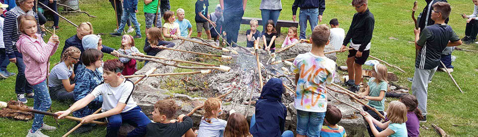 Kinder und Jugendliche grillen in der Ferienfreizeit Kirchheim
