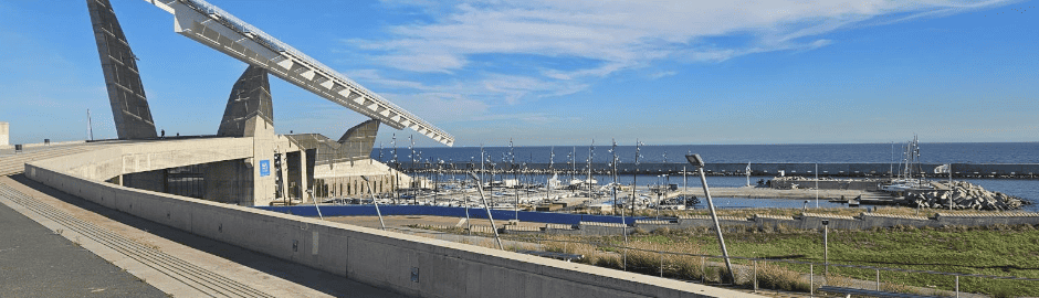 Ein Hafen am Meer von einer erhöhten Straße fotografiert