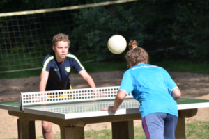 Zwei Kinder spielen Headis in den Feriencamps Frankfurt