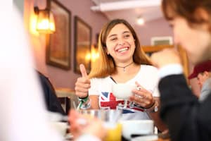 Teilnehmerin im Englisch Sommercamp trinkt Tee