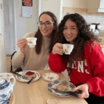 Zwei Mädchen trinken Tee am Frühstückstisch