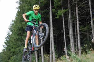 Mountainbiker springt mit Fahrrad