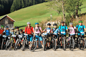 Gruppe von Mountainbiker steht zusammen