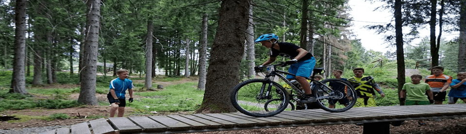 Mountainbiker fährt über Holztrail