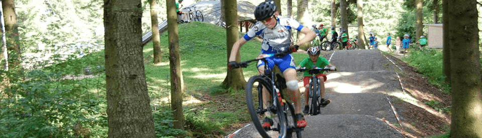 Mountainbiker fährt über Holztrail