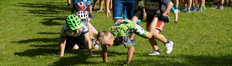 Kinder spielen Schubkarren-Rennen