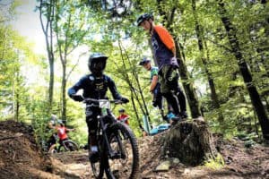 Mountainbiker fährt durch Wald
