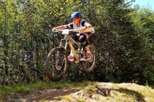 Kind springt im Mountainbike Pro Camp