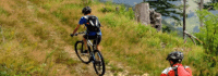 Junge fährt mit Mountainbike Berg hoch