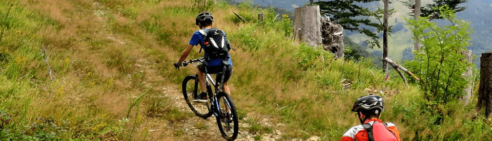 Junge fährt mit Mountainbike Berg hoch