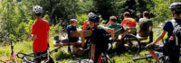 Gruppe von Jugendlichen machen Pause in den Bergen