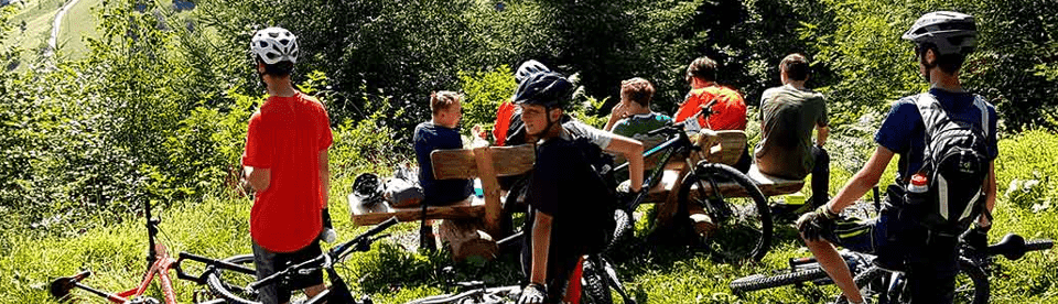 Gruppe von Jugendlichen machen Pause in den Bergen