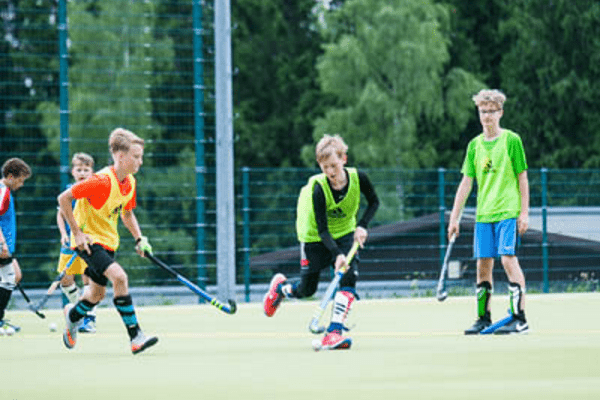 Jungs spielen Hockey