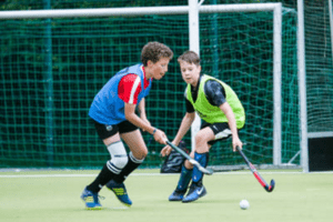 Zwei Jungs beim Zweikampf im Hockeycamp Rabenberg