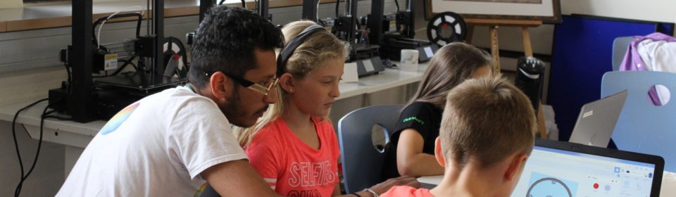 Teamer und Kinder vorm Computer