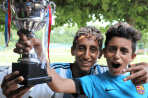 Jungen mit einem Pokal