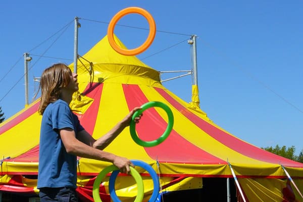Junge jongliert im Zirkuscamp