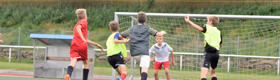 Jungs beim Fußball spielen