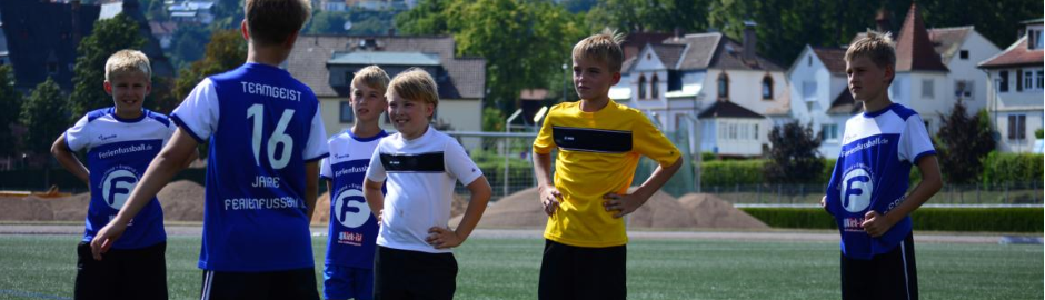 Sechs Kinder stehen sich gegenüber