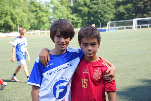 Fußballcamp Wipperfürth Jungs im Arm