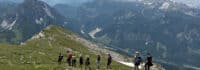 Teilnehmer bei einer Wanderung in den Bergen