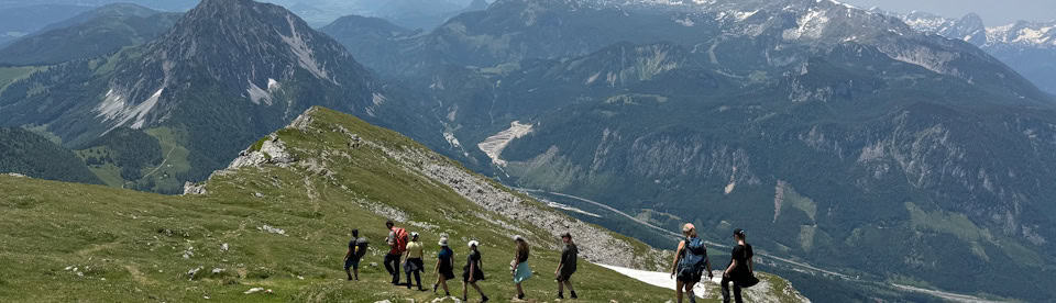 Teilnehmer bei einer Wanderung in den Bergen
