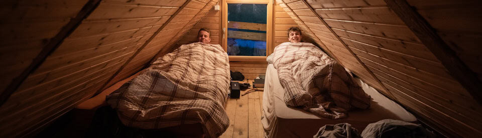 Zwei Jungs im Bettenlager