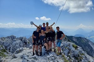 Teilnehmer bei einer Wanderung im Alm Camp