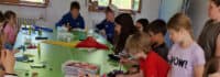Kinder basteln gemeinsam