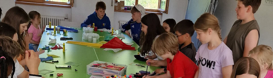 Kinder basteln gemeinsam