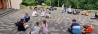 Die Teilnehmenden spielen im Hof