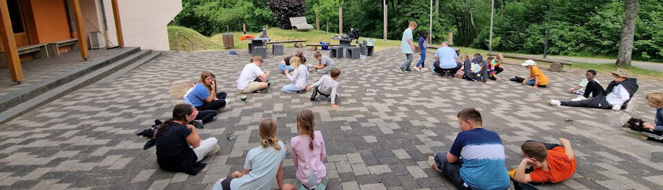 Die Teilnehmenden spielen im Hof