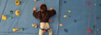 Ein Mädchen am Klettern an der Kletterwand