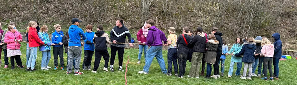 Kinder am spielen draußen