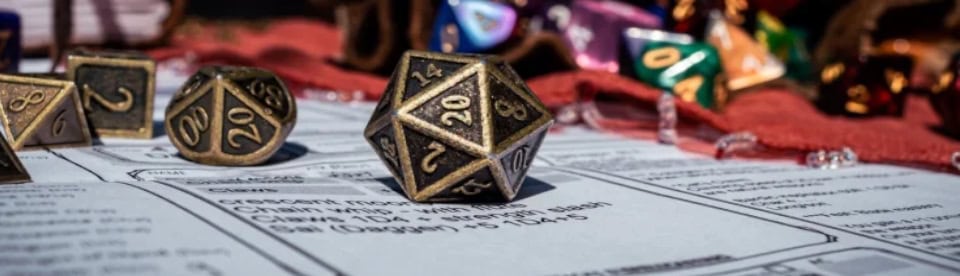 Spelers gooien dobbelstenen in actie