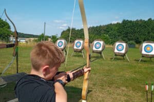Kind beim Bogenschießen im Sportcamp am Beetzsee