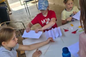 Kinder am basteln im Kreativcamp Dreifelden