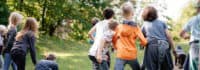 Kinder bei Gruppenspielen
