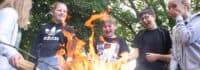Kinder um ein Lagerfeuer herum