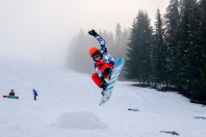 Snowboarder beim Sprung