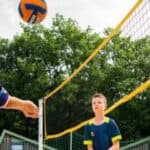 Kinder am Beachvolleyball spielen