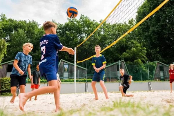 Kids spielen Volleyball in den Erlebnisferien Hinsbeck